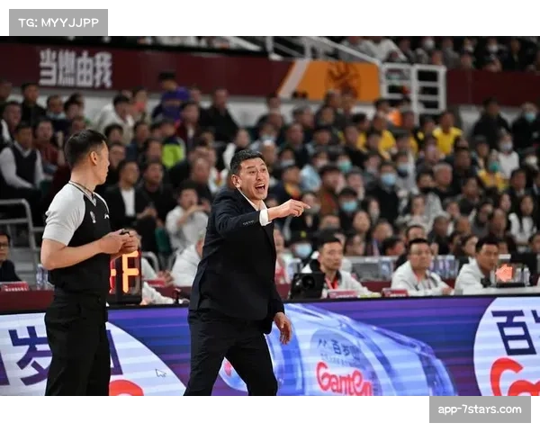 【2026年4月CBA联赛·赛中·特写总决赛特写：落后20分时，浙江稠州主教练王世龙在替补席的战术板